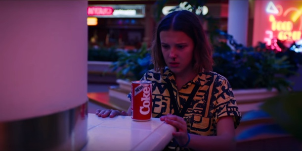 Une photo de la série Netflix Stranger Things dans laquelle une canette de Coca-Cola est mise en évidence.